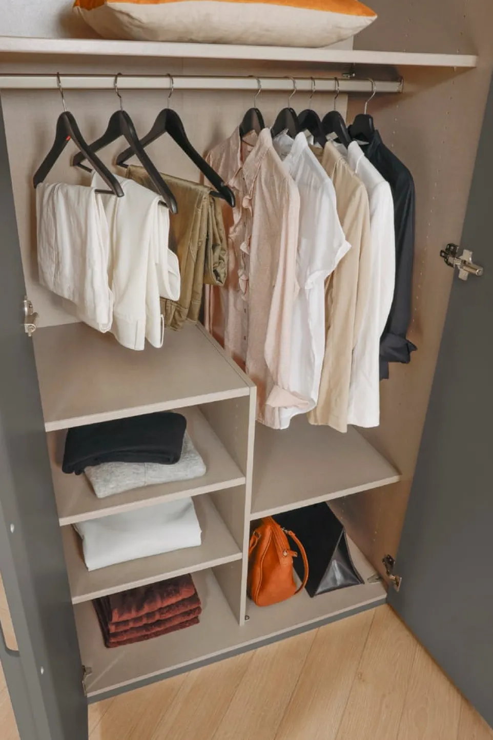 Drehtürenschrank Skat